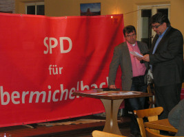 Udo Weißfloch, Geschäftsführer der AWO im Kreisverband Fürth-Stadt, im Gespräch mit dem SPD Landratskandidaten Frank Bauer