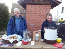 SPD Gemeinderatskandidaten Walter Schneider und Angelika Lehner beim Ausschank der heißen Suppe